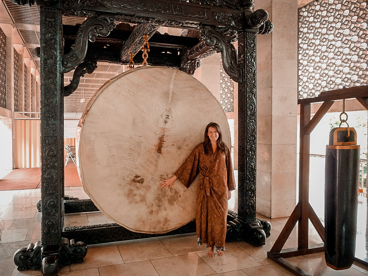 Jakarta, vedere e fare: io con il gong.