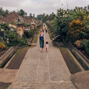 Viaggio In Indonesia. Io e Stella camminiamo nel villaggio di Penglipuran a Bali. 