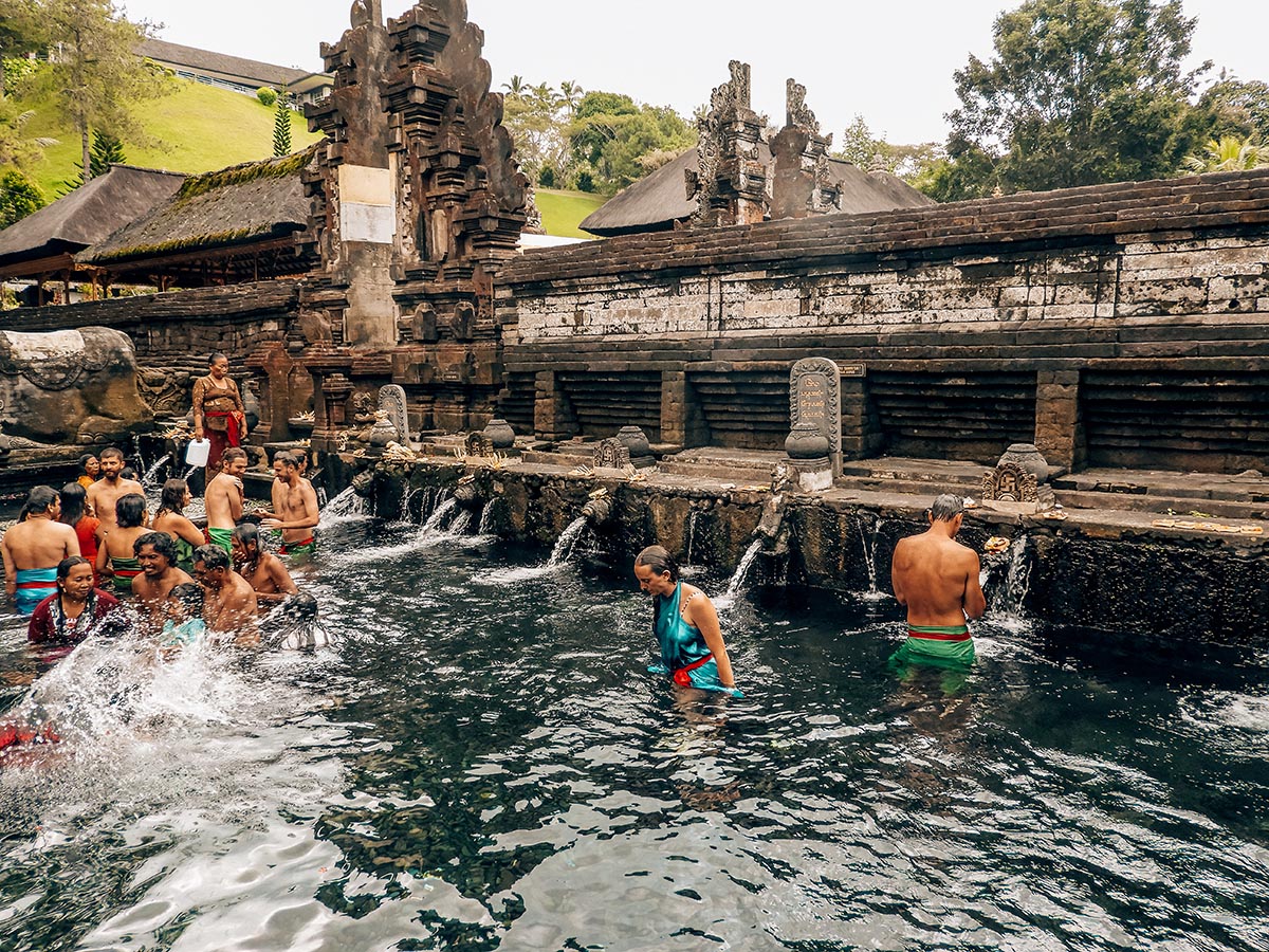 Le sorgenti sacre di Tirta Empul, vicino Ubud a Bali.