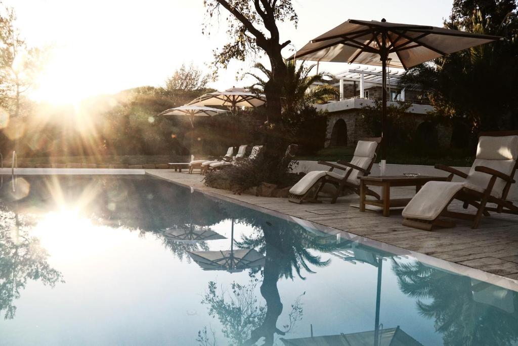 Hotel in Italia in stile Bali, una piscina a sfioro in stile Ubud. 