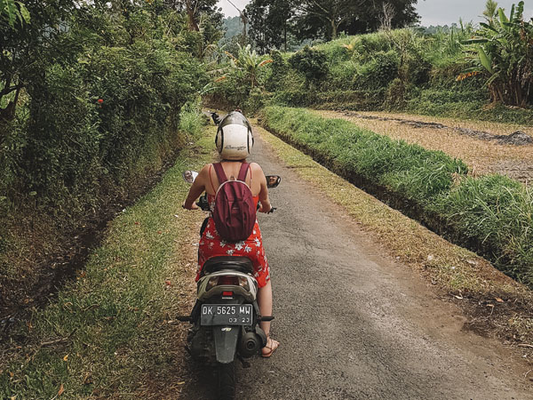 Andare in scooter a Bali.