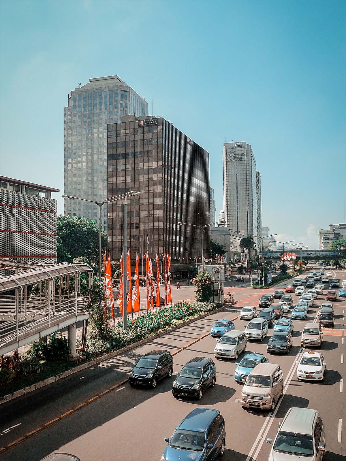 Jakarta, un'arteria stradale trafficata da taxi. 