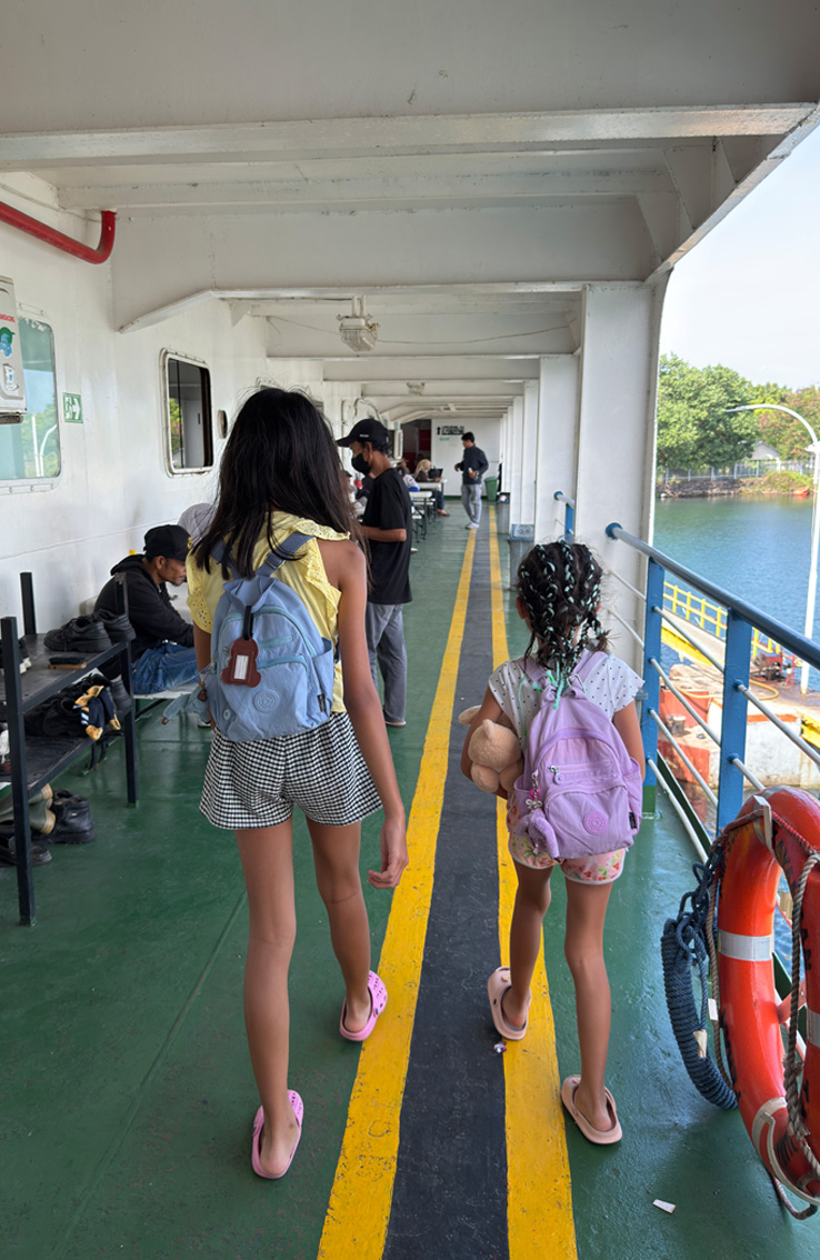 Come arrivare a Sumbawa Ovest. Lara e Stella camminano sul traghetto.
