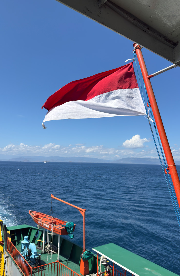Come arrivare a Sumbawa Ovest. Una bandiera indonesiana svolazza nel vento.