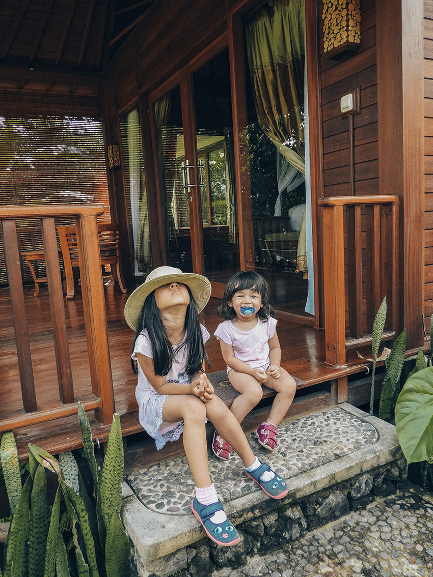 Indonesia con i bambini. Lara e Stella sedute in un bungalow. 