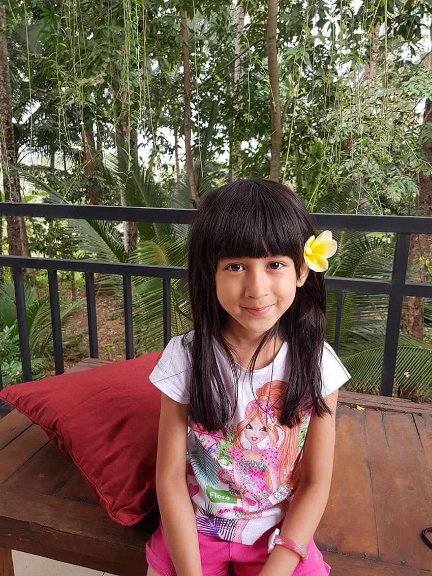 Indonesia con i bambini. Lara con un fiore fra i capelli.