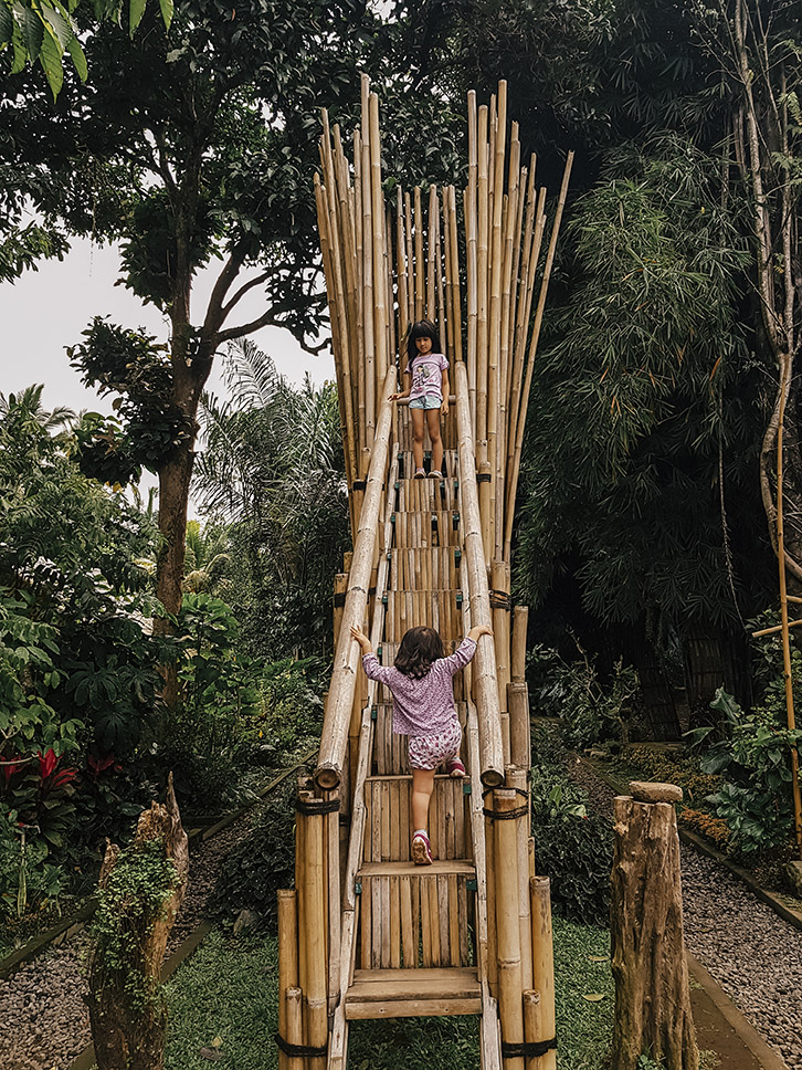 desa penglipuran. Una scala di bambù.