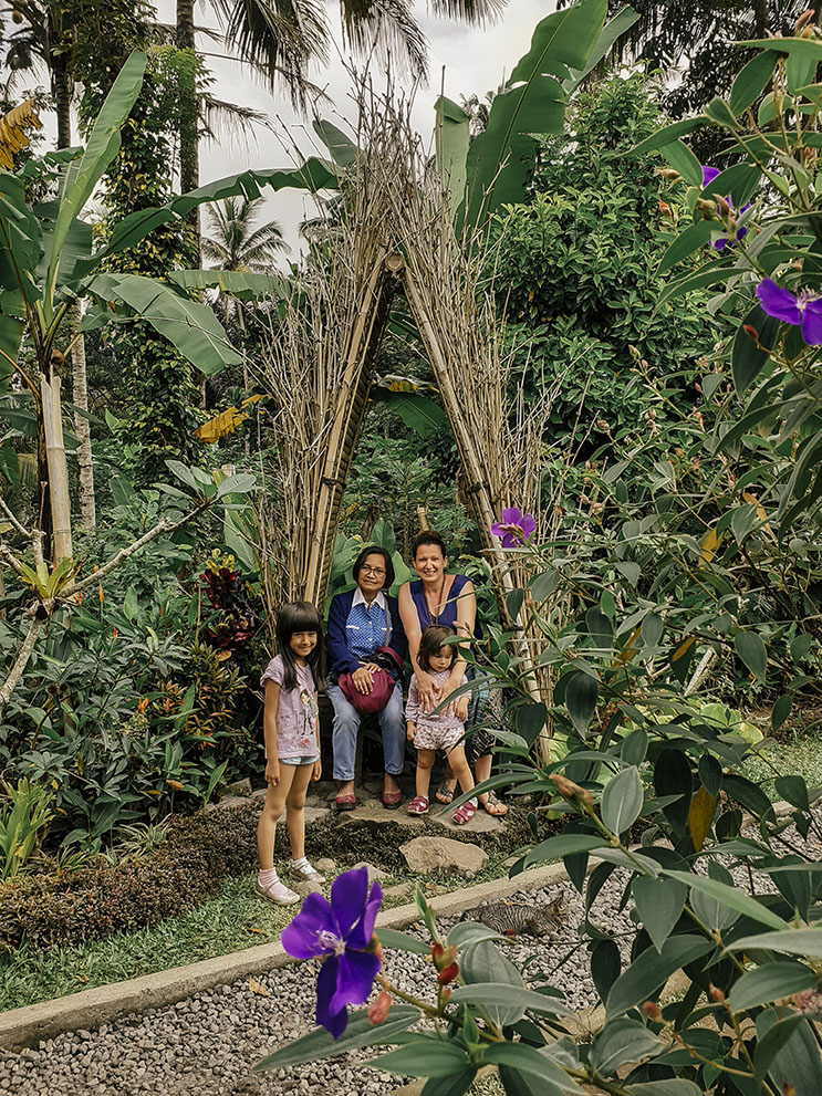 Foto di famiglia sotto una cornice triangolare di bambù.