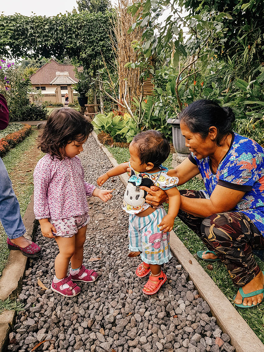 Il villaggio di penglipuran a Bali..Stella si avvicina ad un bambino con la nonna.
