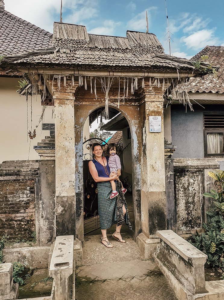Il villaggio di Penglipuran a Bali. Io e Stella sull'uscio di una porta nel villaggio di Penglipuran a Bali. 