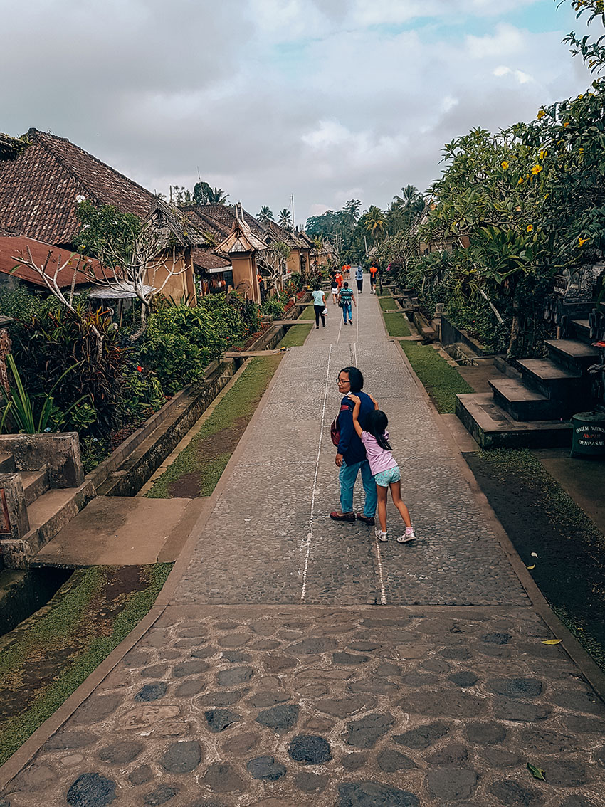 Il villaggio di penglipuran a Bali..Lara si aggrappa alla nonna mentre passeggiano nelle strade del villaggio.