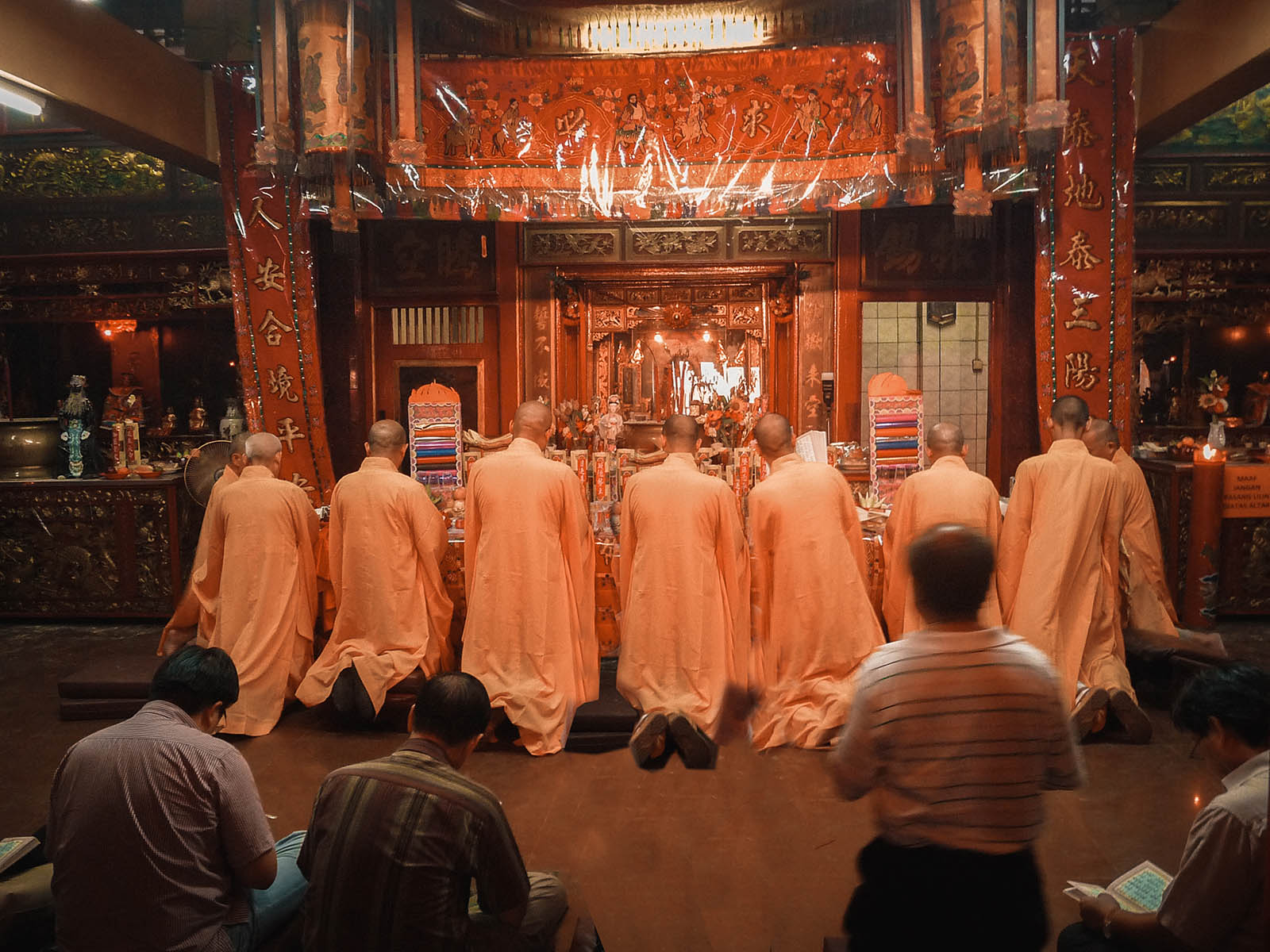 Jakarta vedere e fare: monaci taoisti pregano nel tempio.