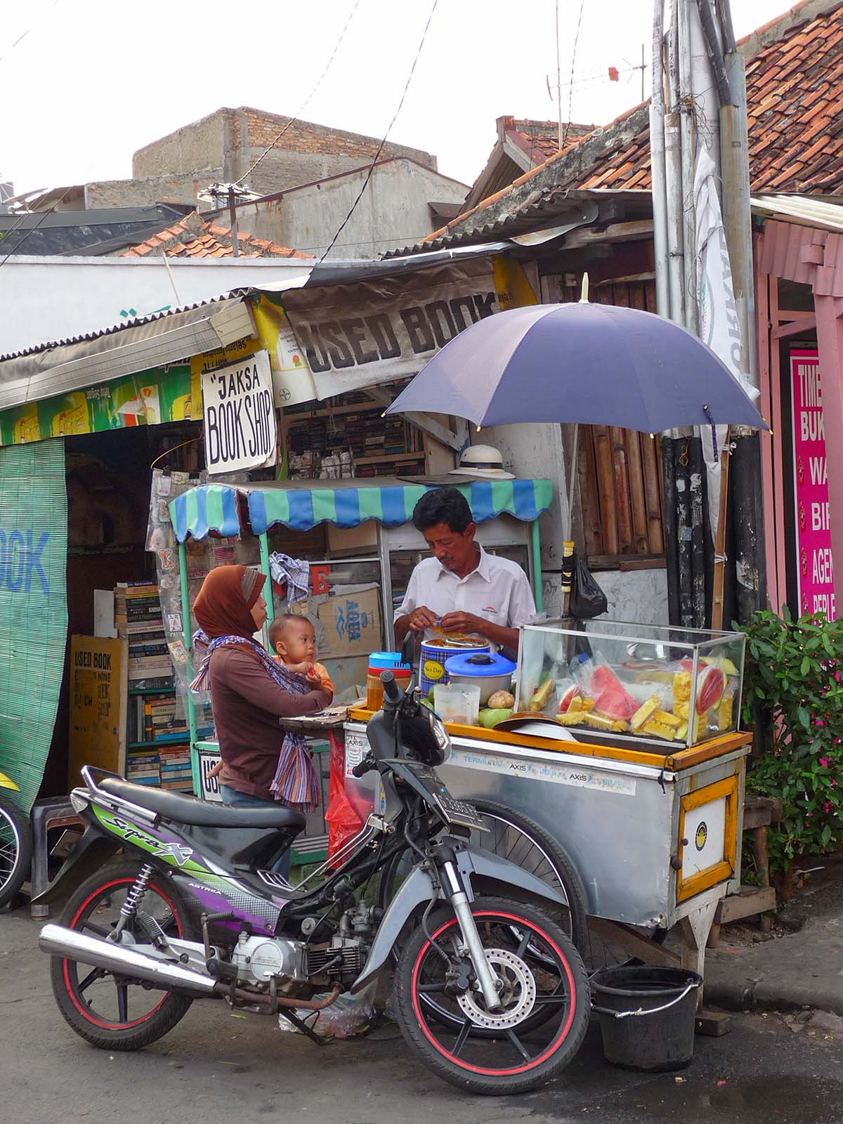 Jakarta, vedere e fare: il carretto della frutta. 
