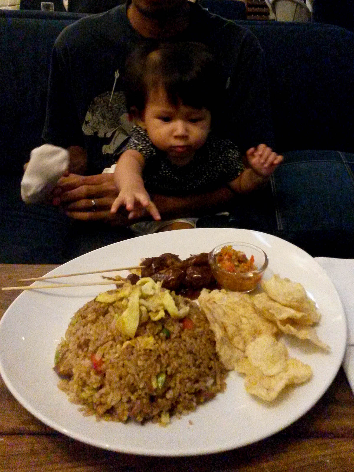 Jakarta ristoranti family friendly, il ristorante Koi Kemang con la piccola Lara.