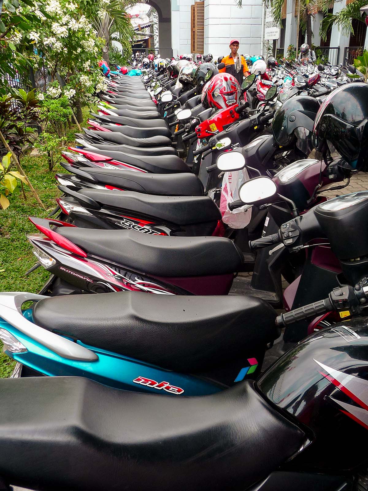 Jakarta, gli scooter parcheggiati.
