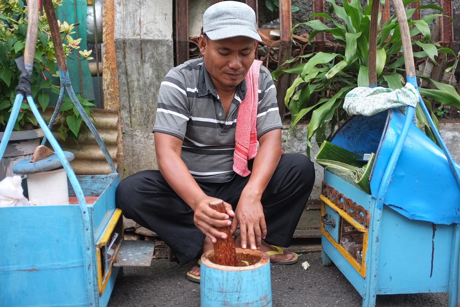 Un venditore di rujak, frutta con salsa piccante