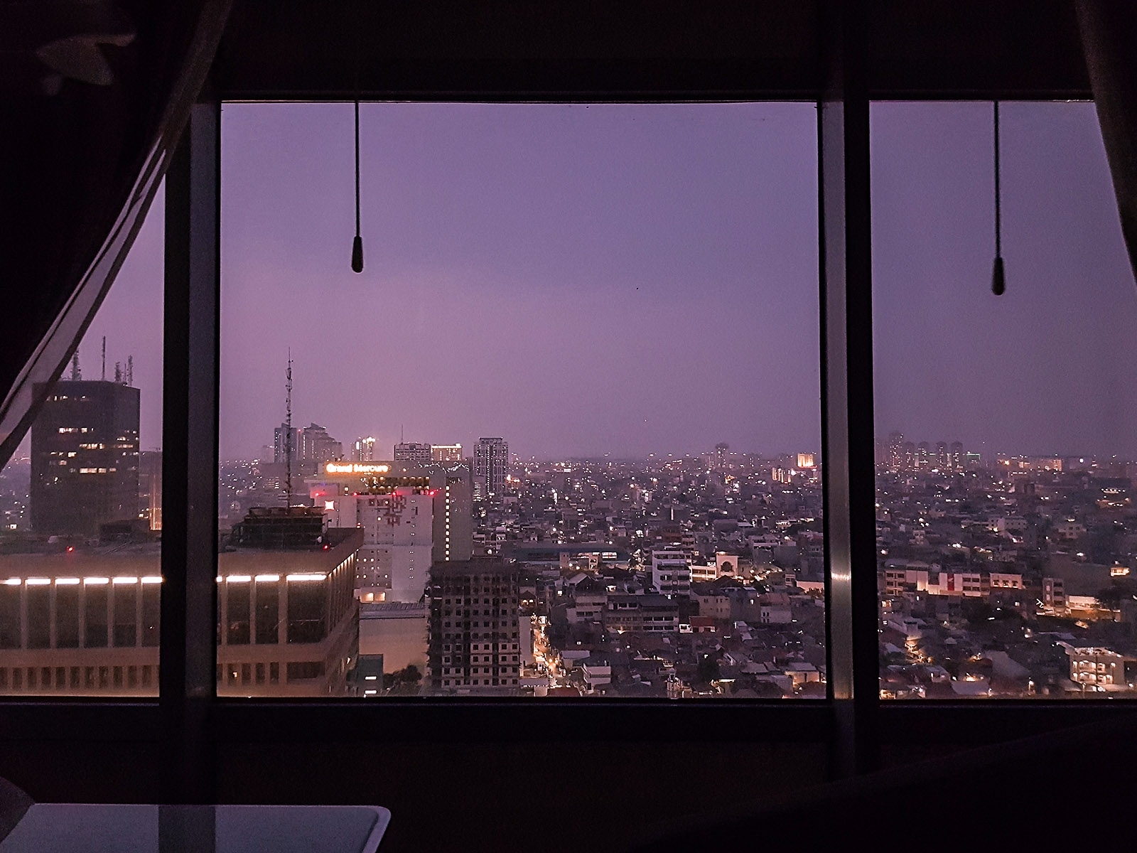 Jakarta vista dall'alto di notte.