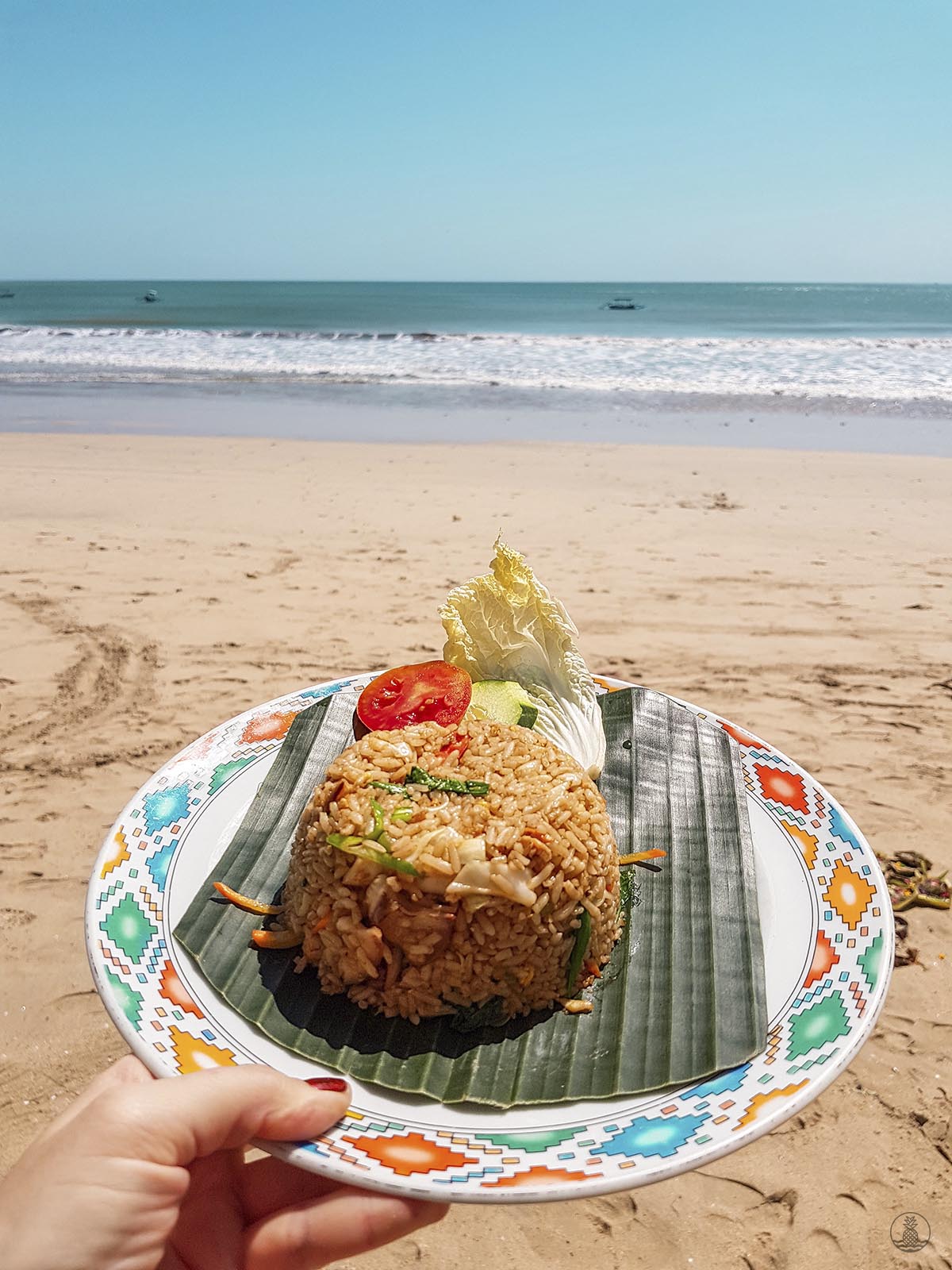 Jimbaran: un piatto di nasi goreng sulla riva dell'oceano.