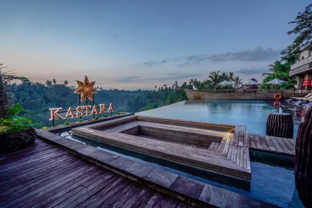 Vista della piscina del resort Kastara a Ubud, Bali.