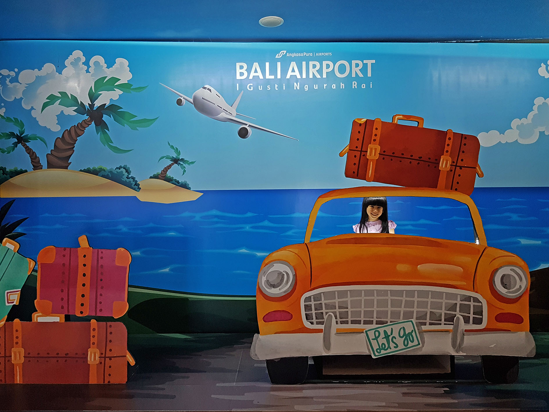 La valigia dei bambini. Lara nell'aeroporto di Bali.