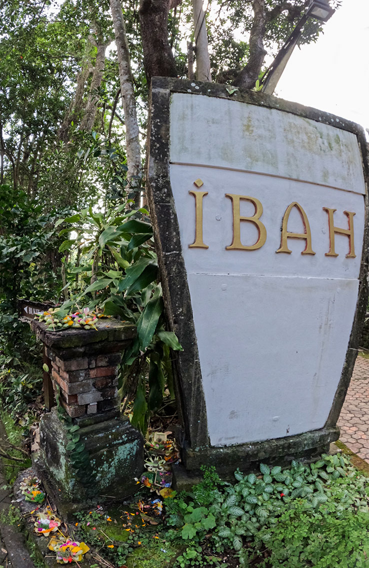 Cosa vedere a Ubud e dintorni: l'insegna dello storico resort Ibah, punto di partenza della campuhan Ridge Walk.