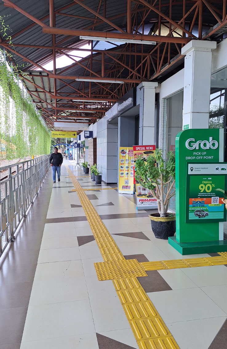 Treni e autobus in Indonesia.