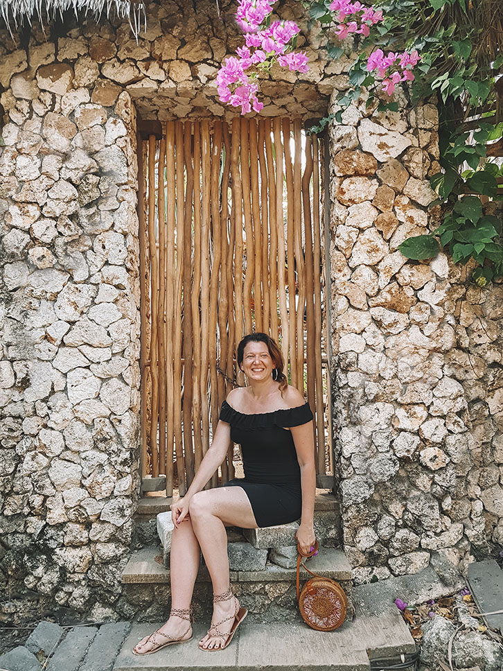 Uluwatu e il bukit. Io siedo su uno scalino di pietra davanti ad una porta di canne di bambù, in una cornice di bouganville. 