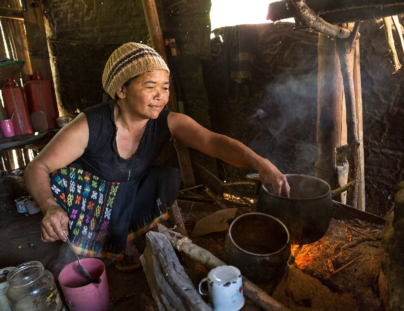 Una donna di un villaggio tradizionale prepara il pranzo