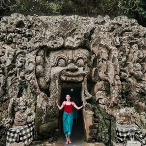Viaggio In Indonesia. Io mi soffermo sull'uscio della grotta dal volto umano a Bali.