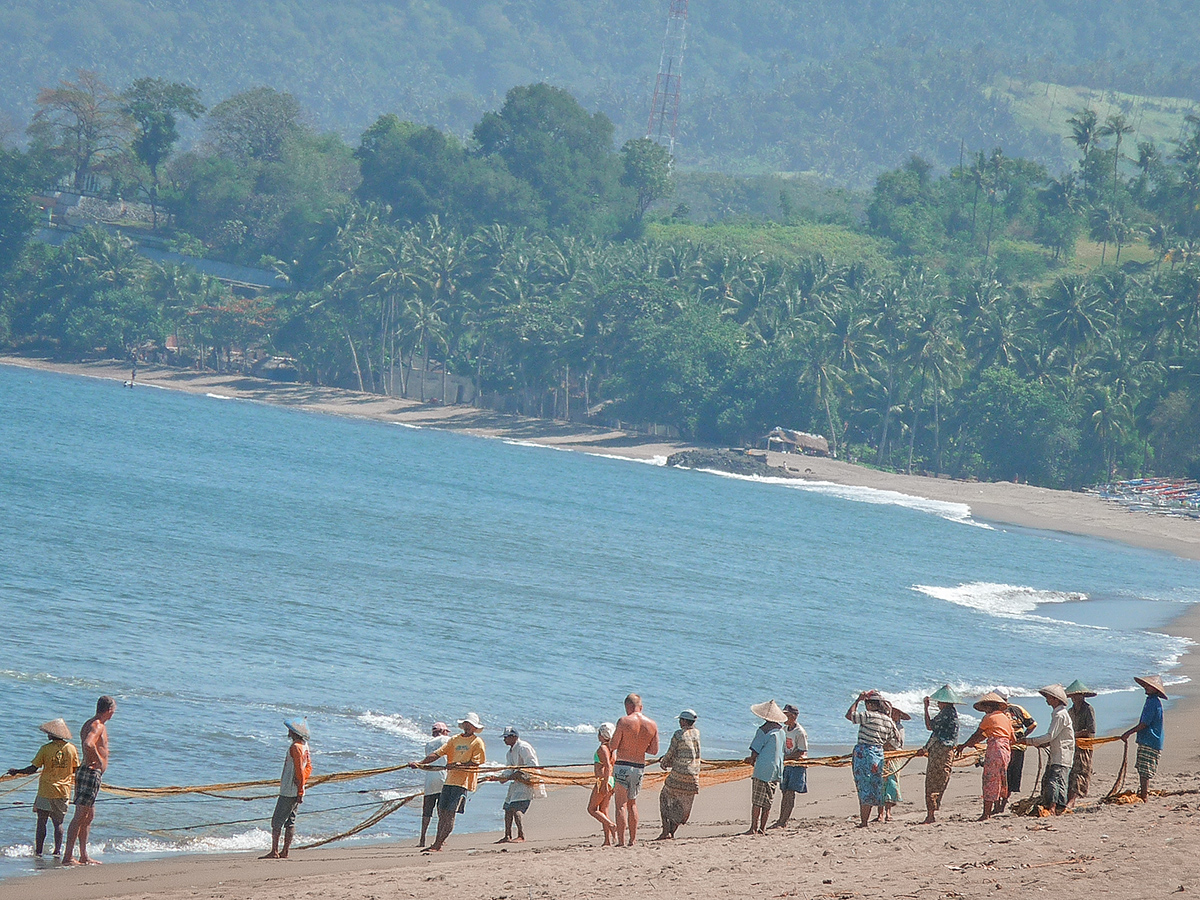 Lombok: vedere e fare. Pescatori sulla riva di Senggigi.